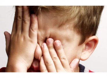 علامات تدل على أن الطفل لديه مشكلة في البصر