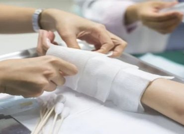 صورة يد وضماد