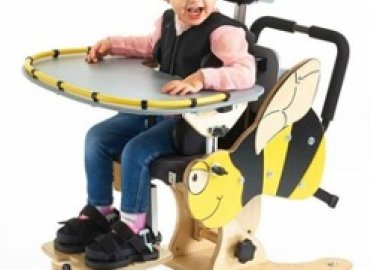 طفل على كرسي متحرك