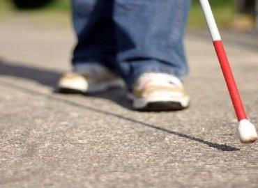 شخص كفيف يستعمل العصا البيضاء