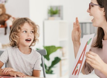 متى يجب عليك زيارة اختصاصي النطق و اللغة